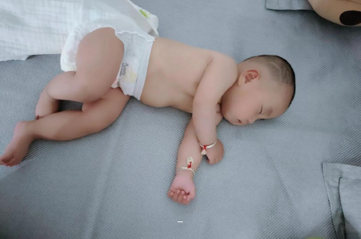 韶关宝宝多久会抬头